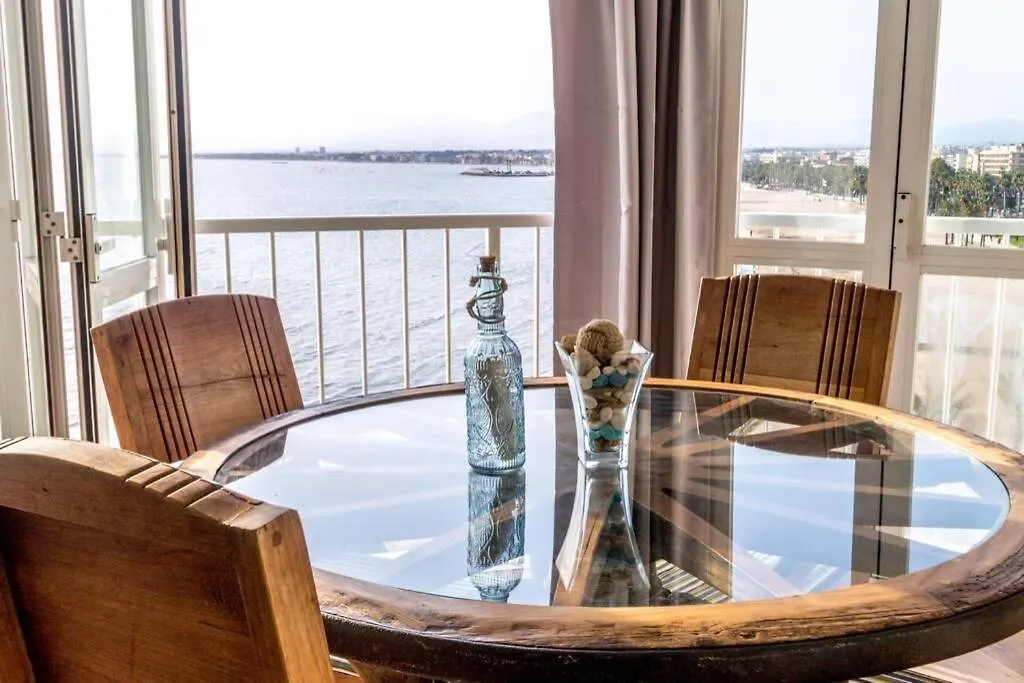 Primera linea de mar. Apartamento turístico Salou 0*,